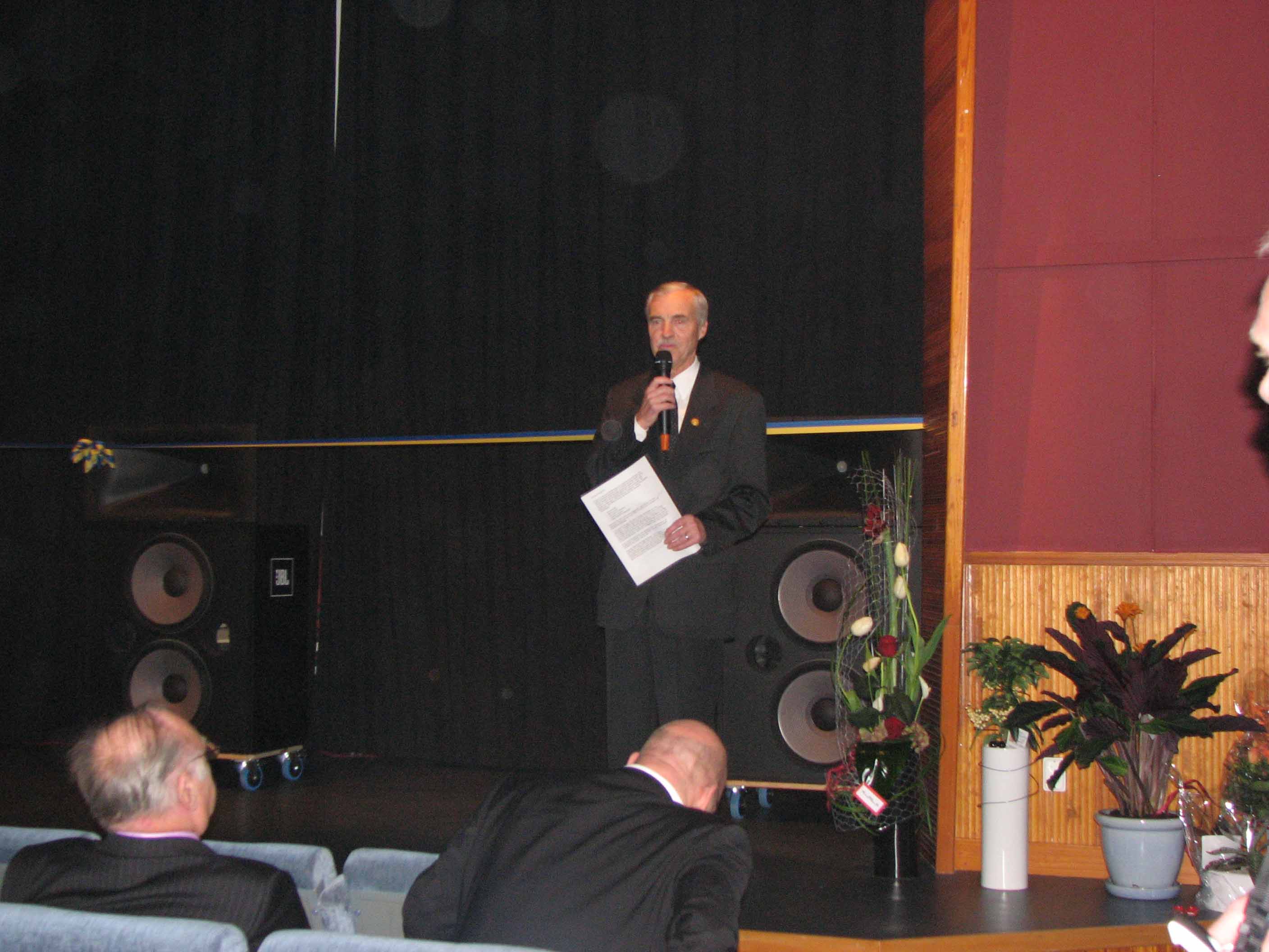 Kent Larsson invigningstalar till premiärpubliken. (Klicka på bilden för större bild)